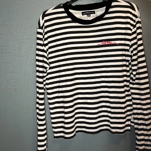 En randig tröja  - En randig tröja, i storlek 158/164