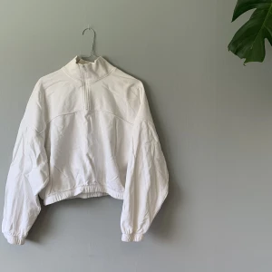 Tjock cropad tröja weekday - Finns i grönt båda för 150