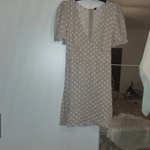 Klänning - Sommrig klänning aldrig använd 