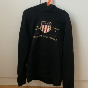 Gant hoodie - Säljer en Gant hoodie i bra skick. Nu kostar 1300 säljer min här för 149  