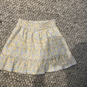 Zara kjol - Blommig kjol från Zara! För kort på mig! den har byxor under 