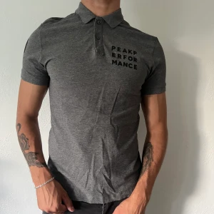 Peak performance tröja - Skitsnygg Peak performance t-shirt som framhäver musklerna. Använd någon enstaka gång.