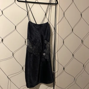 Ny hm slipdress 32 - Slutsåld överallt, storlek 32. Nypris 499 säljer nu billigt