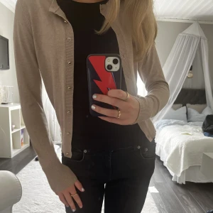 Ljusbrun finstickad kofta  - Säljer denna ljusbruna, finstickade koftan från Lindex som inte kommer till användning. Orginalpriset är 350kr men jag säljer den för 60kr. Är du intresserad på fler bilder eller har några funderingar är det bara att skriva till mig!  Du står för frakten💞