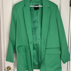 Grön kavaj - Grön oversized kavaj från Zara. Har aldrig använt den, köpte den förra sommaren i Uppsala. Perfekt till att piffa upp en lite tråkigare outfit. Lite silkig i tyget så den har lite glans. Storlek XS men som tidigare nämnt e den oversized.