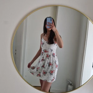 Klänning  - Söt klänning från H&M. Jättefin klänning men också jättesöt som kjol! Säljer pga lite kort och liten på mig. Är 178 cm oxh har numera 36