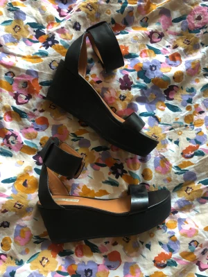 Platåsandal & Other stories - Postar mot frakt! Fråga om ni undrar något 🌞