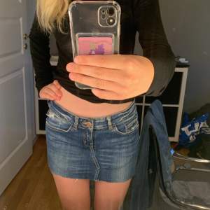 Skit snygg jeans kjol, kommer från ginatricot. Säljer då den är lite för stor för mig, det är storlek 34 och är inte andvänd, endast provad.❤️
