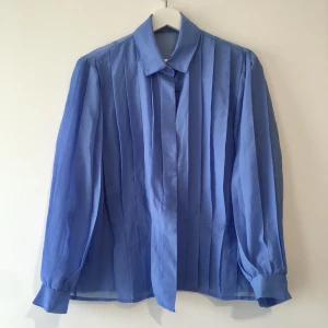 Sommar blus - Lite see throughe. Perfekt till på sommaren! Köpt secondhand. Blå/lila.