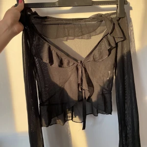 Svart mesh topp med knyt  - Svart mesh topp med knyt. Storlek XS/S