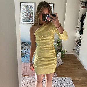 Gul sommarklänning oneshoulder  - Alltså herregud vad denna klänning är cool! Helt oanvänd och sitter så smickrande på pga den är stretchig❤️🍀perfekt till fest och event. från H&M conscious exclusive - nypris 1100kr