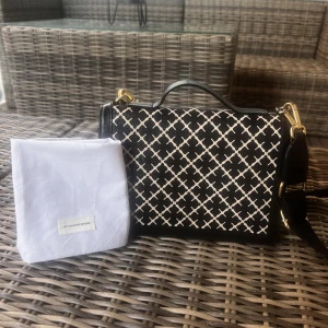By Malene Birger väska - Väskan är i väldigt bra skick. Använd ett få tal gånger. Tillkommer även en dustbag att förvara väskan i när den inte används. Nypris för väskan är 3000kr och är köpt år 2022. Pris kan diskuteras.