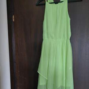 En fin limegrön klänning säljs min dotter har aldrig haft på sig denna klänning och nu blivit för stor för den och nu så säljs den.