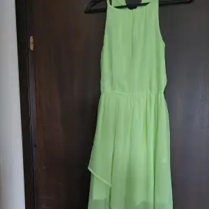 En fin limegrön klänning säljs min dotter har aldrig haft på sig denna klänning och nu blivit för stor för den och nu så säljs den.