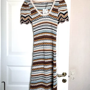 Populär zara klänning (slutsåld överallt)  - Säljer den virala virkklänningen, aldrig använd och med prislappen kvar. 