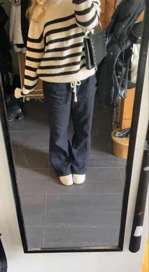 Svarta roxy linnebyxor strl S - ❗️första bilden är lånad ❗️säljer nu dessa oanvända svarta roxy linnebyxor i strl S då de ej kommer till någon användning! skickas snabbt och kan strykas innan leverans om så önskas! skriv privat vid fler frågor 💕