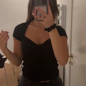 Svart hjärtformad uringning - Svart topp från Gina tricot i strl S! Otroligt söt topp och funkar till allt! 