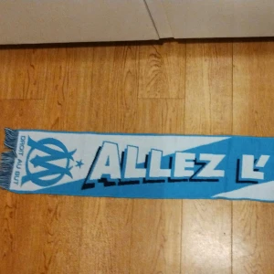 Olympique de Marseille halsduk - OM halsduk. Några brustna trådar annars bra.