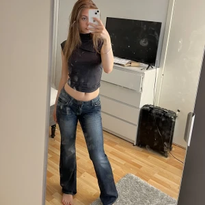 Vintage lågmidjade jeans i storlek S  - Säljer ett par vintage jeans köpt på sellpy. Storleken är runt S. Hör av er för fler bilder💕 jag är 165 men byxorna är för långa på mig och passar min kompis som är 174. Innerbenslängden är 84 cm