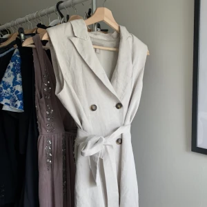 Beige klänning - Knälång beige klänning med knappar som både går att ha till vardags och klä upp, storlek S🖤