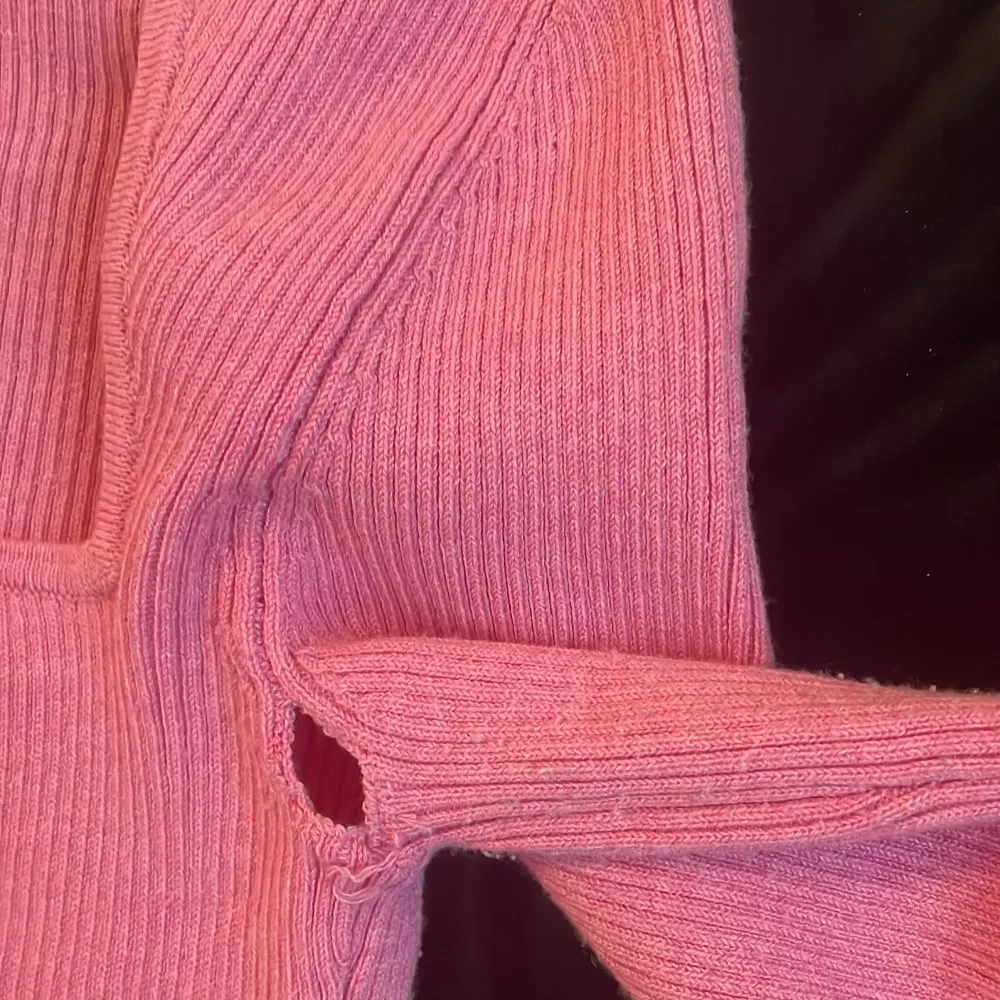 Så så fin rosa stickad tröja som jag knappt har använt men har ett litet hål som enkelt går att fixa!. Stickat.