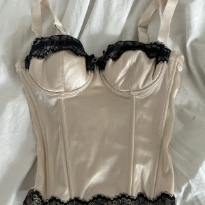 Korsett  - Super snygg korsett, köpt för flera år sedan så finns inte att få tag på någonstans längre. Det är bygel samt push up. Säljer då den är för liten för mig💗💗