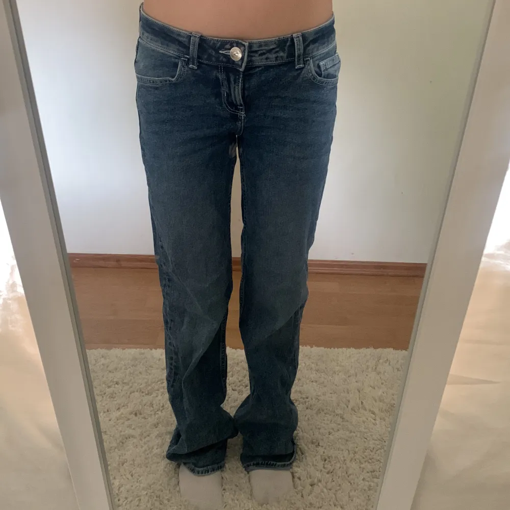 Säljer dessa jeans som jag köpte på h&m, använda ca 5 ggr men de var tyvärr för långa för mig 💗 de har därför blivit lite slitna längst ner på ena byxbenet. annars i bra skick! midjemåttet runt om är ca 70 och innerbenslängden är ca 75! jag är 160 🌸. Jeans & Byxor.