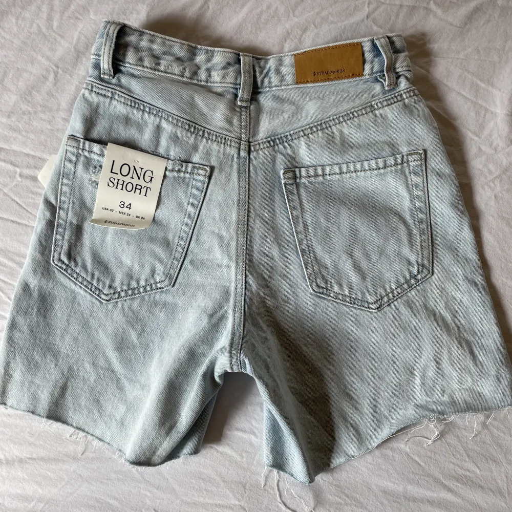 Helt nya stradivarius long shorts oanvĂ€nda pga lite för stora! Mycket fin fĂ€rg och skit snygga till sommaren!đ. Shortsit.