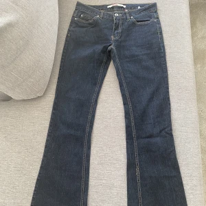 Low waist bootcut jeans  - Low waist bootcut jeans från only jeans som är nästan helt oanvända inerbandslängd är 85cm skitsnygga o går o matcha till allt