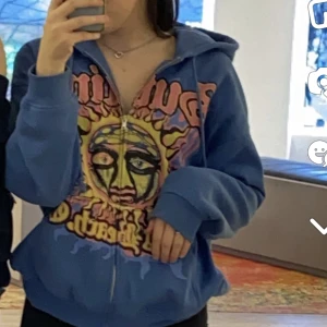 Blå Hm zip up hoodie  - Säljer denna jättefina blåa hoodien med zip up och coolt tryck. Säljs då jag inte använder den längre. Fint skick och inga skador. Jag står ej för kostanden på frakten. Nypris 299.