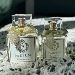 Dessa parfymer i super fina flaskor finns både för män och kvinnor. 33ml/50ml/100ml. Dessa luktar jätte gott och håller länge. Skriv gärna ifall ni undrar hur de luktar!!!