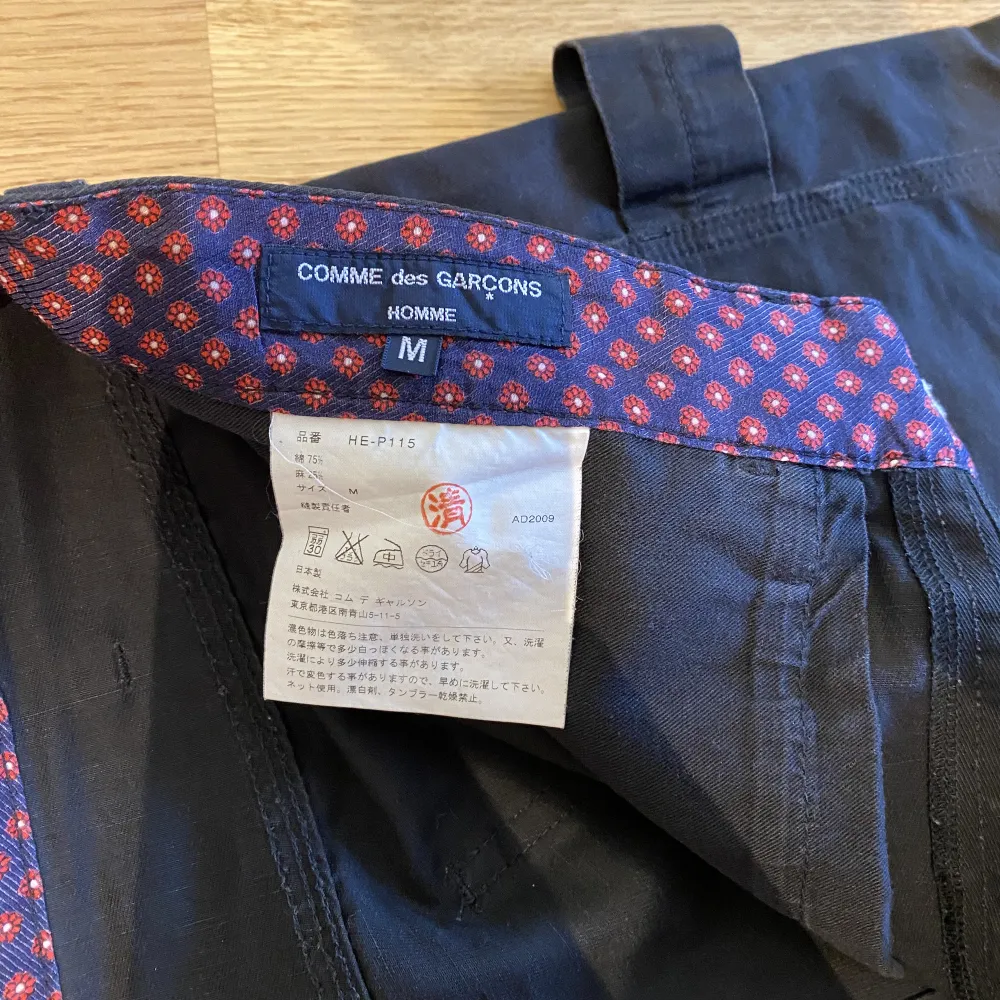 Ett svart par Comme des Garcons Homme carpenter byxor från 2009. Fin passform och snygga detaljer.   I bra skick! Ser lite använda ut men inget annat märkbart.   Cleant par CdGH, va lite coolare än resten med dessa😎. Jeans & Byxor.