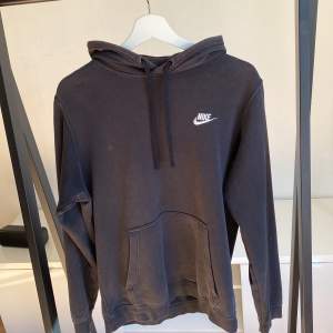 Svart Nike hoodie Skick: mer använd Storlek: M 