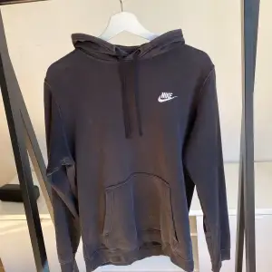 Svart Nike hoodie Skick: mer använd Storlek: M 