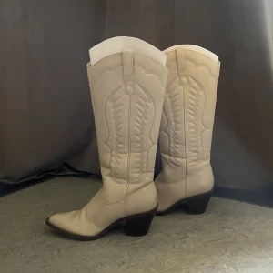 Cowboyboots  - Vit/beiga cowboyboots i storleken 38. Använt två gånger
