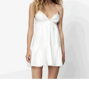 Zara klänning  - Säljer en jättefin zara klänning pga att den inte kommer till användning, den är i fint skick och har bara använt den en gång. Skriv om ni är intresserad 🫶🏼❤️