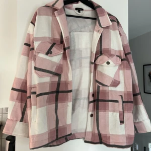 Rosa jacka  - Rosa flanelljacka i storlek S  Är lite oversized  Plagget finns på fler sidor så kan säljas. 