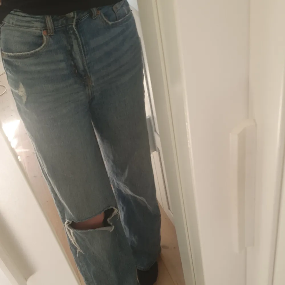 Jätte snygga jeans från H&M i storlek 34💕Passar perfekt på mig som är 169 cm!😊Bra skick!. Jeans & Byxor.