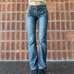 Coola utsvängda Y2k jeans  💝 Märkta storlek W29. 79 cm runt midjan, 84 cm innerbenslängd. 🍀Jag är 176 cm och har W29 i jeansstorlek 💛Endast frakt ✨Använd gärna köp nu<3