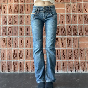 Y2k jeans🍓 - Coola utsvängda Y2k jeans  💝 Märkta storlek W29. 79 cm runt midjan, 84 cm innerbenslängd. 🍀Jag är 176 cm och har W29 i jeansstorlek 💛Endast frakt ✨Använd gärna köp nu<3