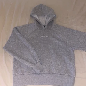 Grå hoodie - Söt grå hoodie från gina. Bra skick bara lite nopprig!