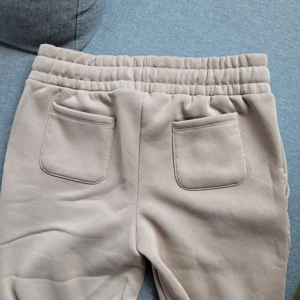 Ett par helt oanvända endast provade lågmidjade beige mjukisbyxor från lager 157 i modellen Stella. Säljes för att de är för stora för mig. Köpare står för frakt.. Jeans & Byxor.