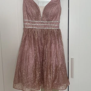 Fest klänning  - En helt ny fin fest klänning i storlek S  Priset går att diskutera 