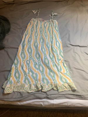 Fin klänning men kan användas som kjol oxå  - En fin klänning med fickor på båda sidor, man kan oxå använda denna som en kjol om man vill