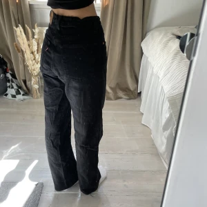 Levis jeans - Högmidjade straight Levis jeans, har sytt in dem i midjan och skulle säga att de passar S ☺️