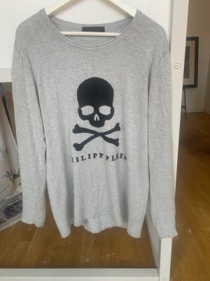 Äkta Phillip Plein tröja med dödskalle tryck  - Äkta Skön Phillip Plein tröja med dödskalle tryck. Använd men i gott skick
