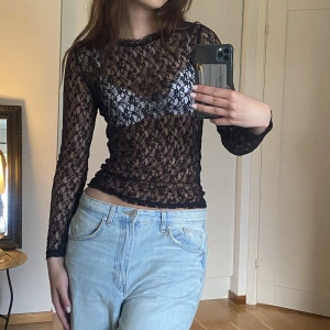 Spetslångärmad - Jättecool tajt spetslångärmad från Vero Moda, storlek M men tajt på mig som är S. Bra skick <3