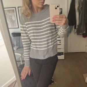 Tröja designbysi - Säljer denna randiga tröja från designbysi som är i nyskick då den endast är använd några gånger. Säljer då den inte kommer till användning. Hör av er vid frågor eller funderingar