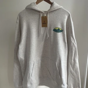 Gramicci hoodie - Nice hoodie från gramicci i nyskick med lappar kvar. Storlek XL. Smutsig i halsen men inget som inte en tvätt fixar (Nypris 1600kr)