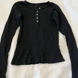 Brandy melville tröja - En fin tröja från brandy melville👌🏻 Rensar garderoben så kolla in mitt konto för fler billiga kläder. Skriv privat för fler bilder